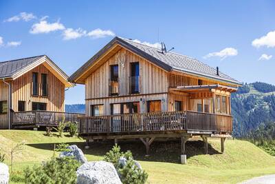 Vrijstaande vakantiehuizen op Alps Resorts Almdorf Hohentauern, met bergen op de achtergrond