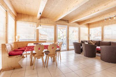 Ruime woonkamer in een chalet op Alps Resorts Almdorf Stadl