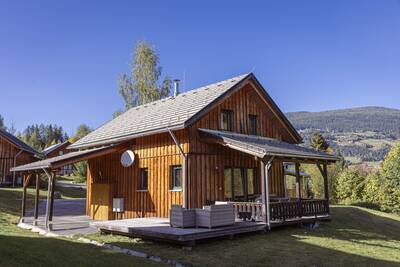 Chalet met veranda met loungeset en tuinmeubels op Alps Resorts Almdorf Stadl