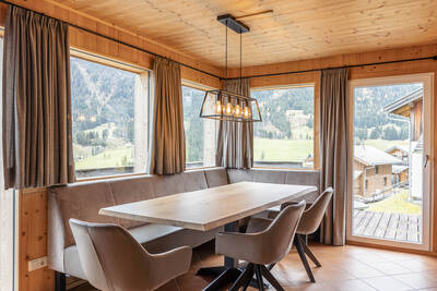 Eettafel in de woonkamer van een chalet op Alps Resorts Alpendorf Dachstein West