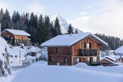 Chalet bedekt met sneeuw op Alps Resorts Alpendorf Dachstein West