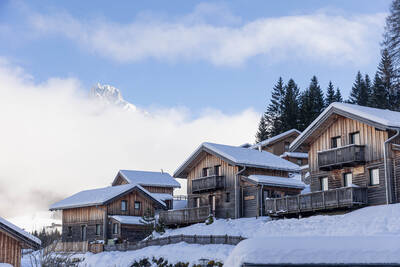 Chalets op een berghelling bedekt met sneeuw op Alps Resorts Alpendorf Dachstein West