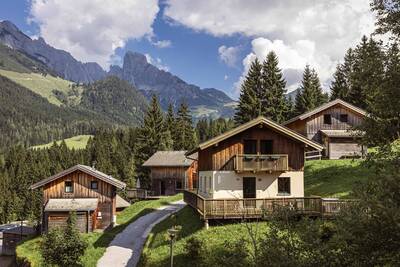 Vrijstaande chalets aan een weg op Alps Resorts Alpendorf Dachstein West