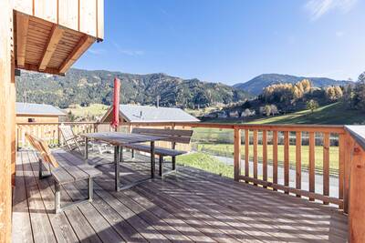 Tuinmeubels op de veranda van een chalet op Alps Resorts Bergeralm Chalets