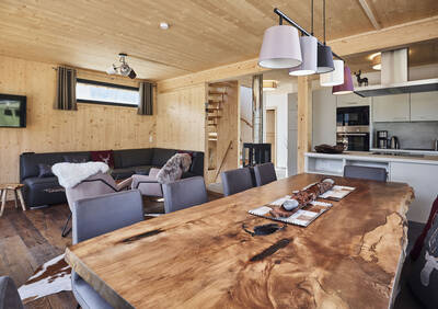 Woonkamer met keuken in een chalet op Alps Resorts Bergeralm Chalets