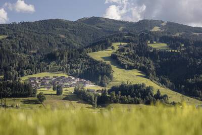 Luchtfoto van bergen en Alps Resorts Bergresort Hauser Kaibling in de Alpen