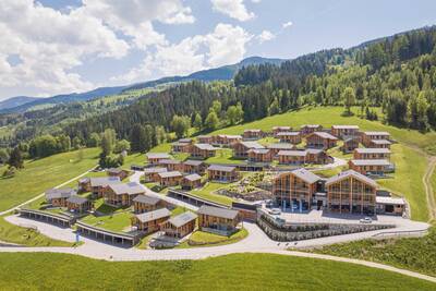 Luchtfoto van de vakantiehuizen en appartementen op Alps Resorts Bergresort Hauser Kaibling