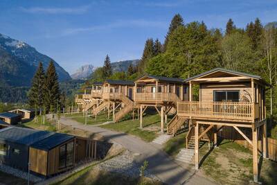 Meerdere vakantiehuizen op palen in de bergen op Alps Resorts Chalets en Glamping Nassfeld