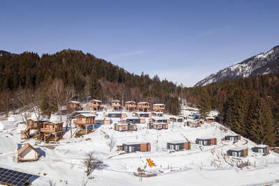 Luchtfoto van vakantiehuizen op Alps Resorts Chalets en Glamping Nassfeld