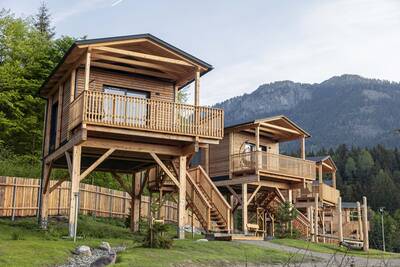 Vrijstaande chalets op palen op vakantiepark Alps Resorts Chalets en Glamping Nassfeld