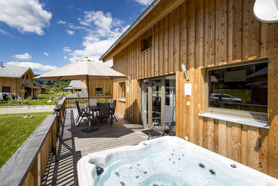 Tuinmeubels en whirlpool op het terras van een vakantiehuis op Alps Resorts Feriendorf Murau