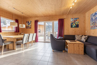 Woonkamer met schuifdeur van een vakantiehuis op Alps Resorts Feriendorf Murau