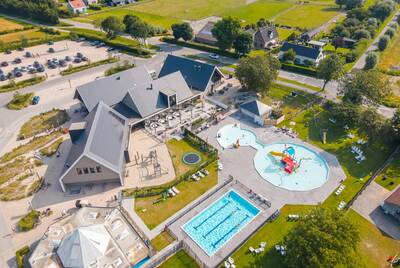 Luchtfoto van het centrum en buitenbad van vakantiepark Camping Zonneweelde