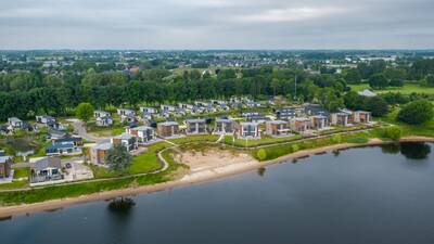 Luchtfoto van vakantiehuizen op vakantiepark EuroParcs Aan de Maas