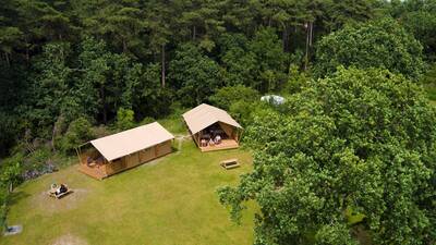 Luchtfoto met safaritenten van vakantiepark Landal Gooise Heide
