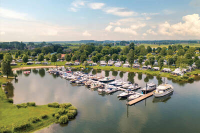 Luchtfoto van MarinaPark Bad Nederrijn en de jachthaven