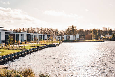 Vrijstaande vakantiehuizen aan het water op vakantiepark MarinaPark Residentie Nieuw Loosdrecht