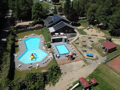Luchtfoto van de buitenbaden op vakantiepark Petite Suisse