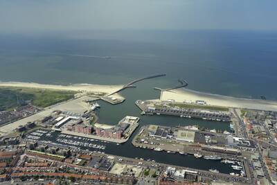 Luchtfoto van Roompot Nautisch Centrum Scheveningen aan de Noordzee