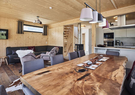 Woonkamer met keuken in een chalet op Alps Resorts Bergeralm Chalets