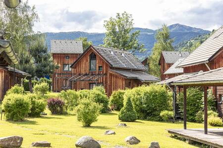 Vrijstaande vakantiehuizen aan een grasveld op Alps Resorts FerienPark Kreischberg