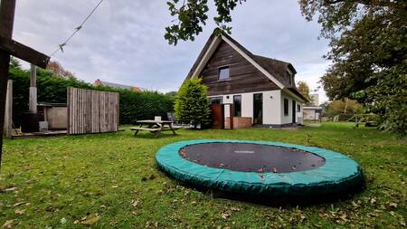 Trampoline in de tuin van een gezinsvilla op Bungalowpark ’t Hoogelandt