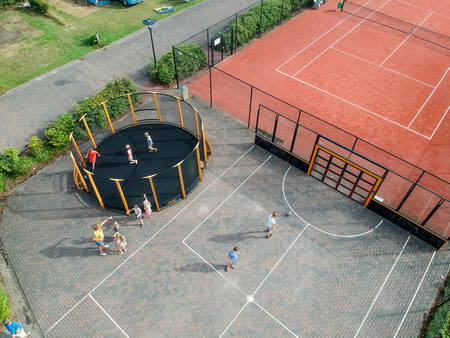 Kinderen spelen in de pannakooi en op het voetbalveld op vakantiepark De Boshoek