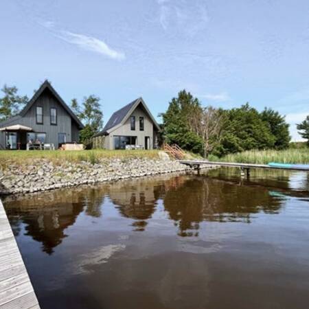 Vakantiehuizen met steiger aan het water op vakantiepark Dutchen Baayvillas