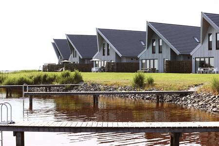 Vakantiehuizen met steiger aan het water op vakantiepark Dutchen Baayvillas