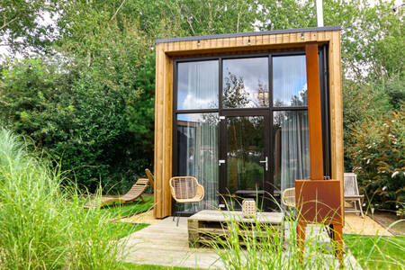 Een Tiny House met tuin op vakantiepark EuroParcs Buitenhuizen