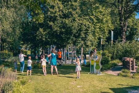 Mensen aan het spelen in de speeltuin op vakantiepark EuroParcs Kaatsheuvel