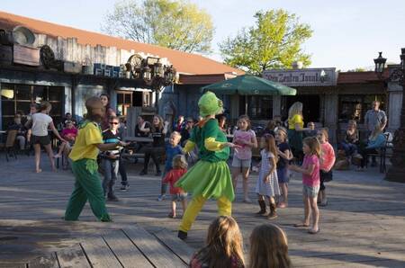Kinderen bij het entertainmentprogramma op vakantiepark EuroParcs Limburg