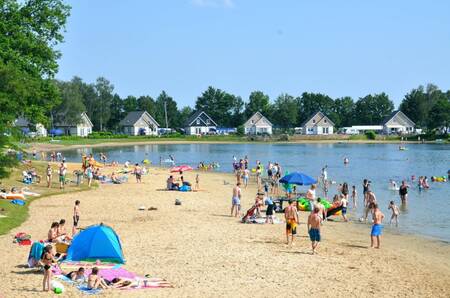 Strand aan het recreatiemeer van vakantiepark EuroParcs Limburg