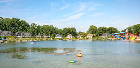 2 rubberbootjes op de recreatieplas van vakantiepark EuroParcs Limburg