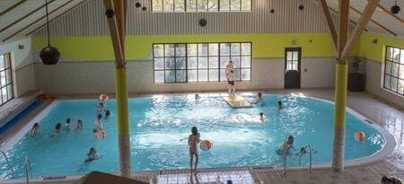 Mensen aan het zwemmen in het binnenbad van vakantiepark EuroParcs Limburg