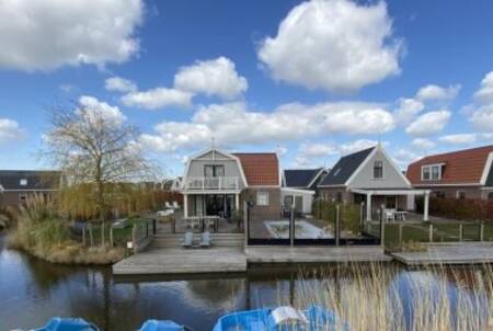 Vakantiehuizen met steiger aan het water op vakantiepark EuroParcs Poort van Amsterdam