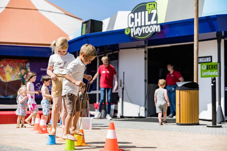 Kinderen spelen voor de Chilz play-room op vakantiepark Kampeerdorp de Zandstuve