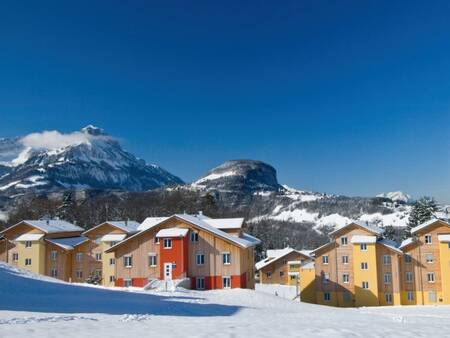 Winterfoto van appartementengebouwen op Landal Alpen Resort Vierwaldstättersee