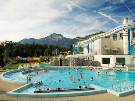 Mensen zwemmen in het buitenbad van het zwemparadijs van Landal Alpen Resort Vierwaldstättersee