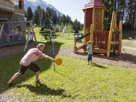 Kinderen spelen in de speeltuin op Landal Alpine Lodge Lenzerheide