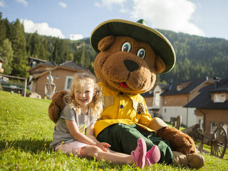 Meisje met Bollo de beer op vakantiepark Landal Bad Kleinkirchheim