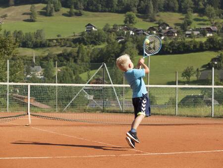 Tennissen op de tennisbaan van vakantiepark Landal Bad Kleinkirchheim