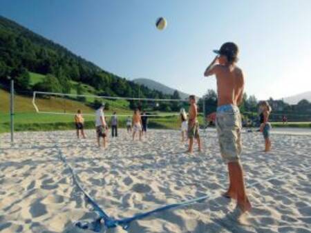 Kinderen volleyballen op een volleybalveld op vakantiepark Landal Bad Kleinkirchheim