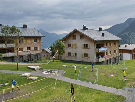 Badmintonveld en voetbalveld voor een appartementencomplex op Landal Brandnertal