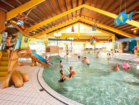 Het binnenbad met glijbaan op vakantiepark Landal Heihaas