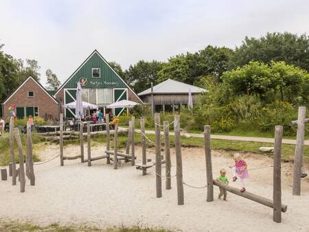 Kinderen spelen in de speeltuin op vakantiepark Landal Het Land van Bartje