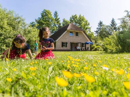 Kinderen in een tuin bij een vakantiehuis op vakantiepark Landal Het Land van Bartje