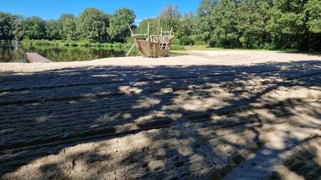 Strand met speeltuintje op vakantiepark Landal Landgoed Bourtange