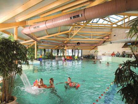 Mensen zwemmen in het binnenbad van vakantiepark Landal Landgoed 't Loo