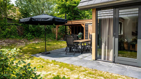 Tuin met overkapping, green egg en tuinset met parasol op Landal Residence Berger Duinen